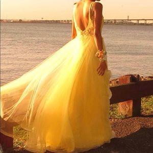 BEAUTIFUL YELLOW DRESS